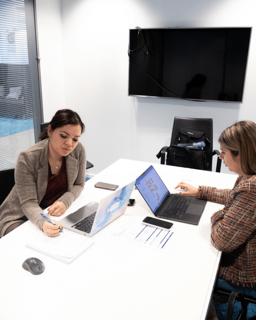 Christina og Tanja som arbejder og holder møde.